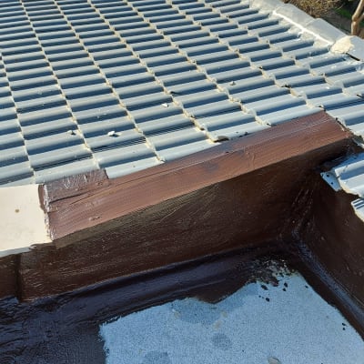 גג רעפים כחולים עם איטום חום בפינות