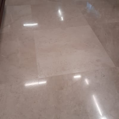 רצפה מבריקה ונקייה עם השתקפות אור