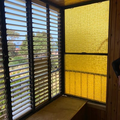 חלונות אלומיניום עם תריסים אופקיים