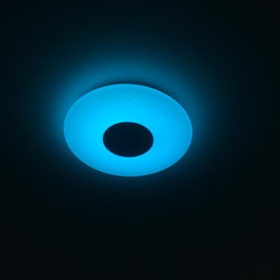 תאורה עגולה כחולה בתקרה חשוכה