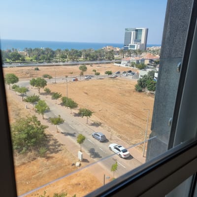 נוף דרך חלון זכוכית עם נוף לים