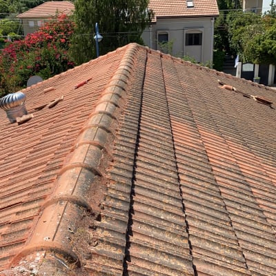 גג רעפים עם פתח אוורור וכלי עבודה