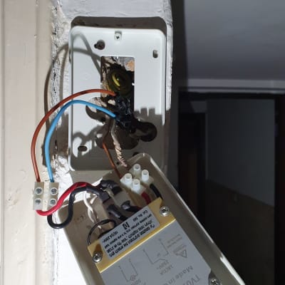 חיבורי חשמל פתוחים עם חוטים צבעוניים בקופסה