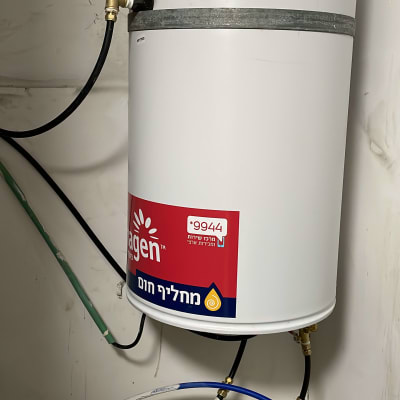 דוד שמש לבן עם צינורות חיבורים