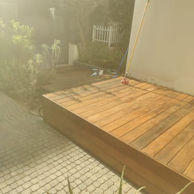 דק עץ עם מטאטא, צמחים וכלי עבודה