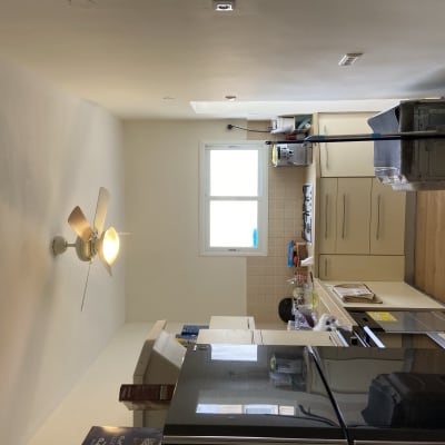 מטבח עם מכשירי חשמל וכלים על השיש