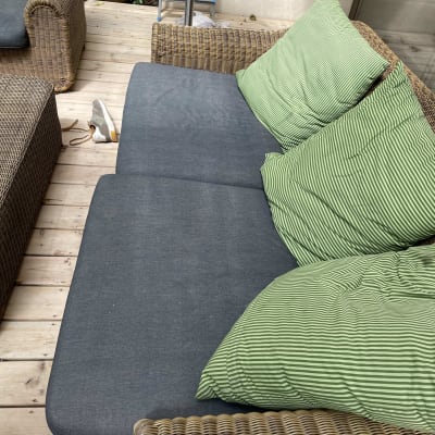 ספה עם כריות ירוקות על רצפת עץ