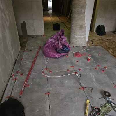 ריצוף חדש עם כלים וחומרים לשיפוץ על הרצפה