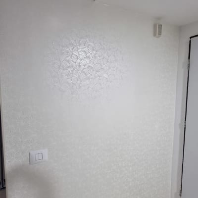 קיר עם טפט דוגמת פרחים לבנים עדינים