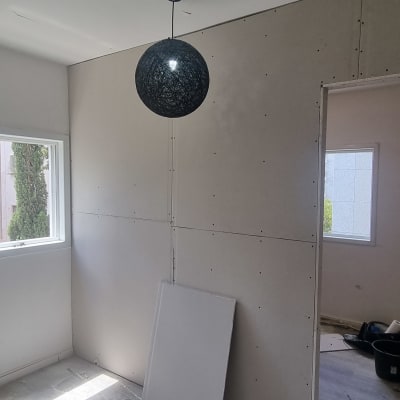 קיר גבס מותקן עם כלים וחומרים על הרצפה