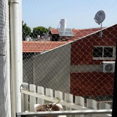 רשת הגנה על מרפסת למניעת כניסת יונים