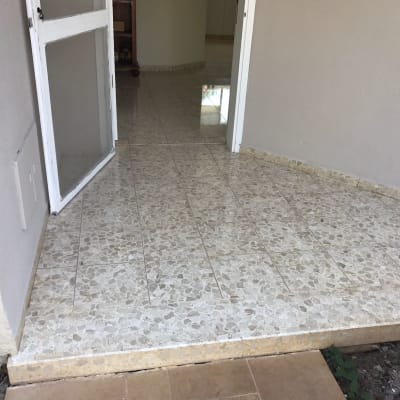 רצפה נקייה עם דלת פתוחה