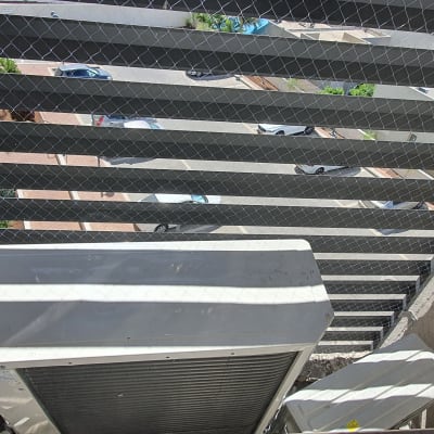 רשת מתוחה למניעת כניסת יונים במרפסת