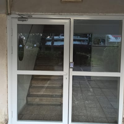 דלת זכוכית עם אינטרקום מותקן בצד ימין