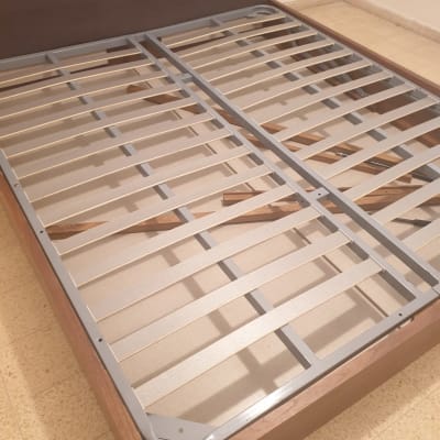 מסגרת מיטה מתכתית עם שלבי עץ