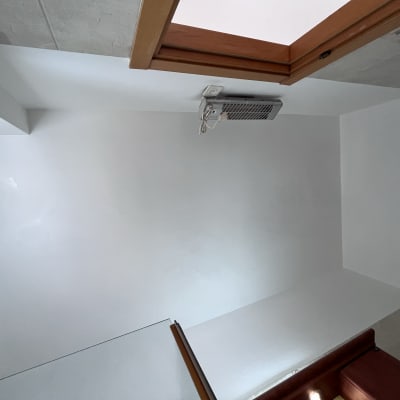 קיר לבן צבוע עם תקרה וחלון עץ