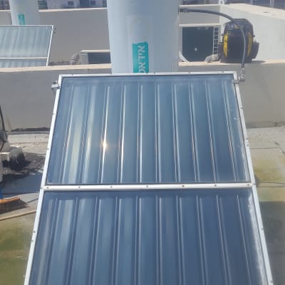 דוד שמש עם קולטים על גג בניין