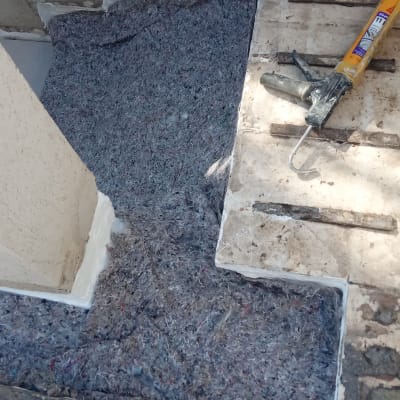 אקדח סיליקון וחומר איטום על מדרגה