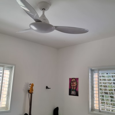 מאוורר תקרה לבן מותקן על תקרה לבנה