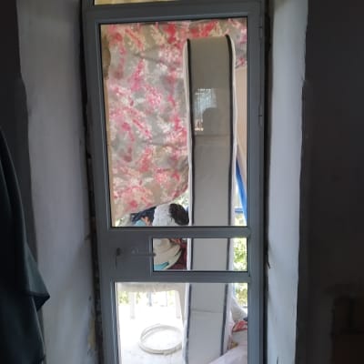 דלת אלומיניום עם חלון זכוכית