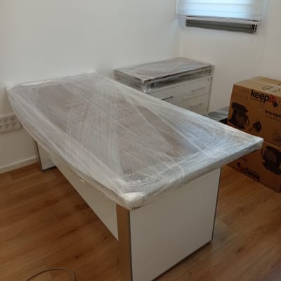 שולחן וארון עטופים בניילון למעבר דירה