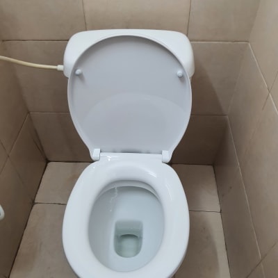 אסלה לבנה פתוחה בחדר אמבטיה