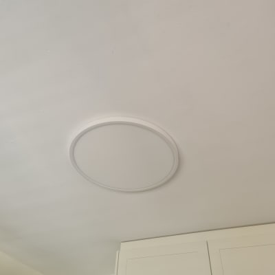 תאורה עגולה מותקנת בתקרה לבנה