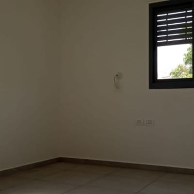 חדר ריק עם קירות לבנים וחלונות