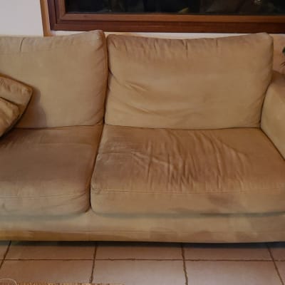 ספה עם כתמים על הריפוד