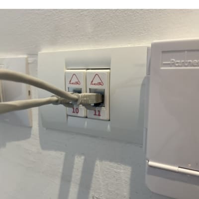 שני כבלי רשת מחוברים לשקעים ממוספרים בקיר