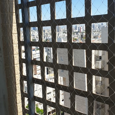 רשת מתכת על חלון למניעת כניסת יונים