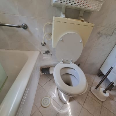 אסלה עם צינור מים וחיבורי אינסטלציה