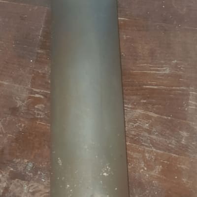 צינור מתכת עם חור ושבר בחלק העליון