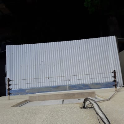 גג פח גלי לבן עם חוטי חשמל