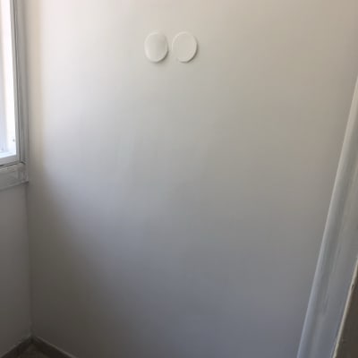 קיר צבוע בלבן עם שני עיגולים בולטים