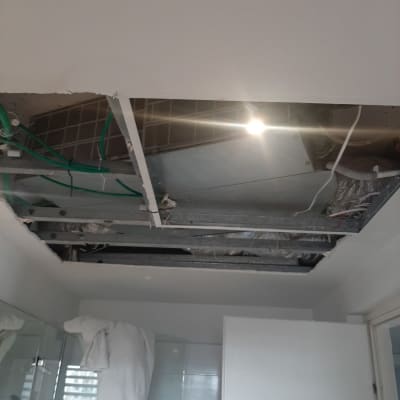 תקרת גבס פתוחה עם חוטים וצינורות חשופים