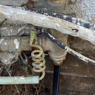 צינורות מתכת וברזים עם חיבורים חלודים