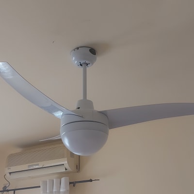 מאוורר תקרה לבן מותקן על תקרה