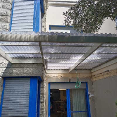 פרגולה מאלומיניום עם גג שקוף למחצה