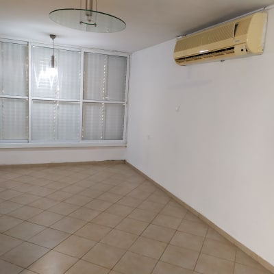 רצפה נקייה עם חלון גדול ומזגן על הקיר