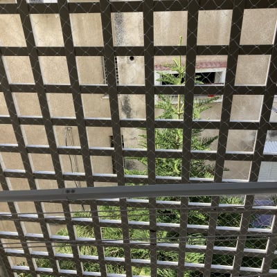 רשת מתכת למניעת כניסת יונים במרפסת