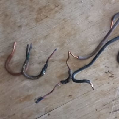 חוטי חשמל חשופים על שולחן עץ