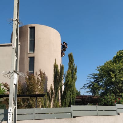 אדם מטפס על קיר עגול בעזרת חבלים