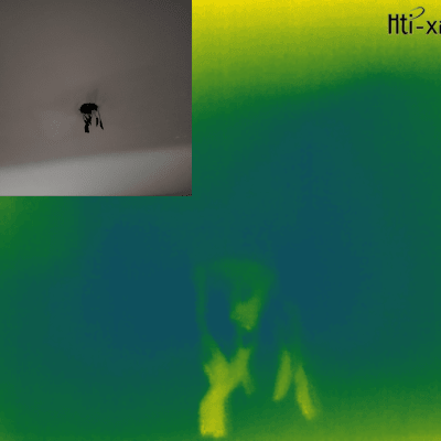 תמונה תרמית של תקרה עם חור וחוטים חשופים