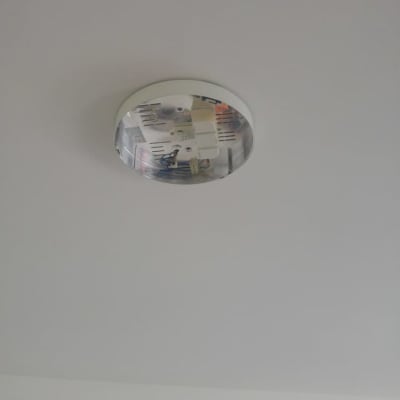 תאורה עגולה עם חוטים חשמליים גלויים בתקרה