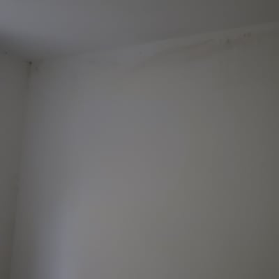 קיר עם סימני רטיבות או לכלוך בפינה העליונה