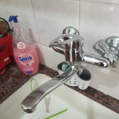 ברז מטבח עם כיור וניקוז