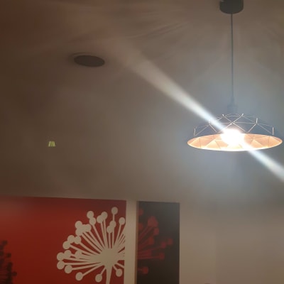 מנורה תלויה מהתקרה עם אור דולק