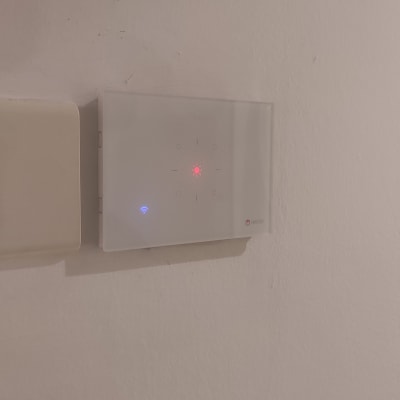 מתג חכם עם נוריות לד על קיר