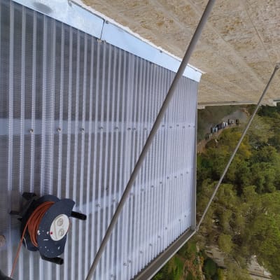 גג פלסטיק שקוף עם כבל חשמל מגולגל